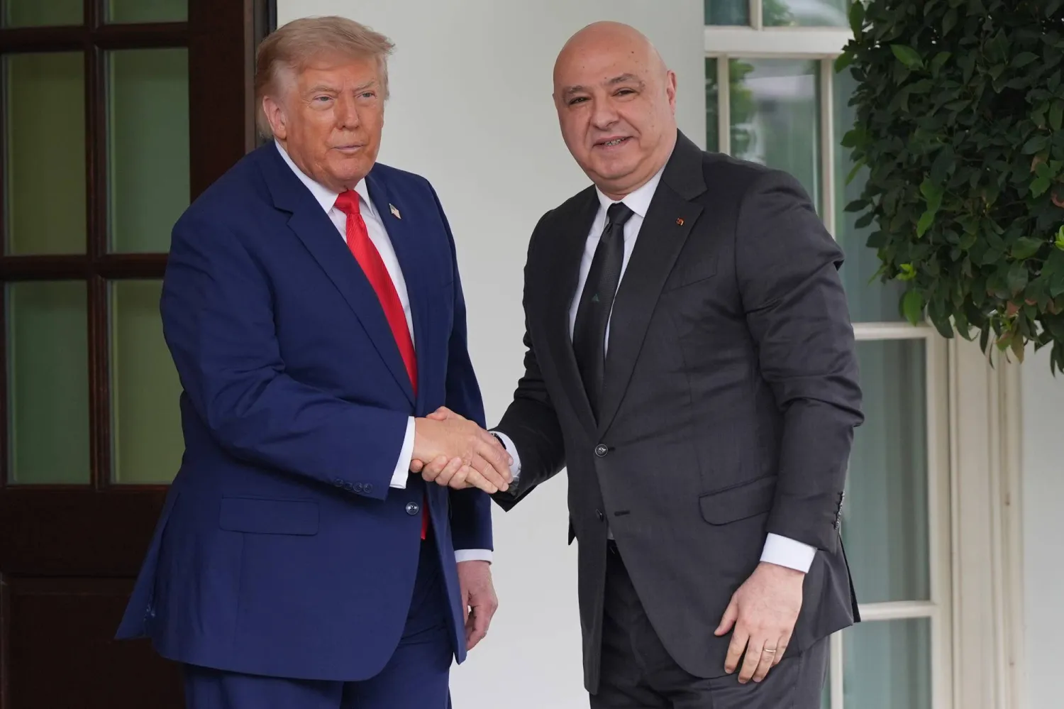 الرئيس الأميركي دونالد ترمب يستقبل الرئيس اللبناني جوزيف عون لدى وصوله إلى البيت الأبيض يوم 21 يوليو 2026 (أرشيفية- أ.ب)