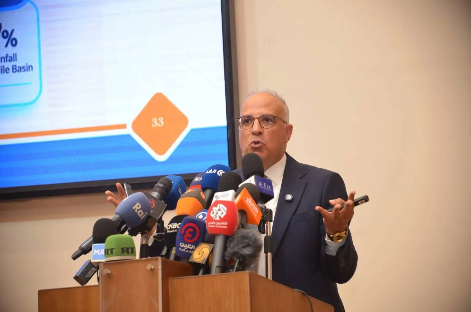 وزير الري المصري خلال المؤتمر الصحافي مع المراسلين الأجانب في القاهرة مساء الأحد (صفحة وزارة الري على «فيسبوك»)
