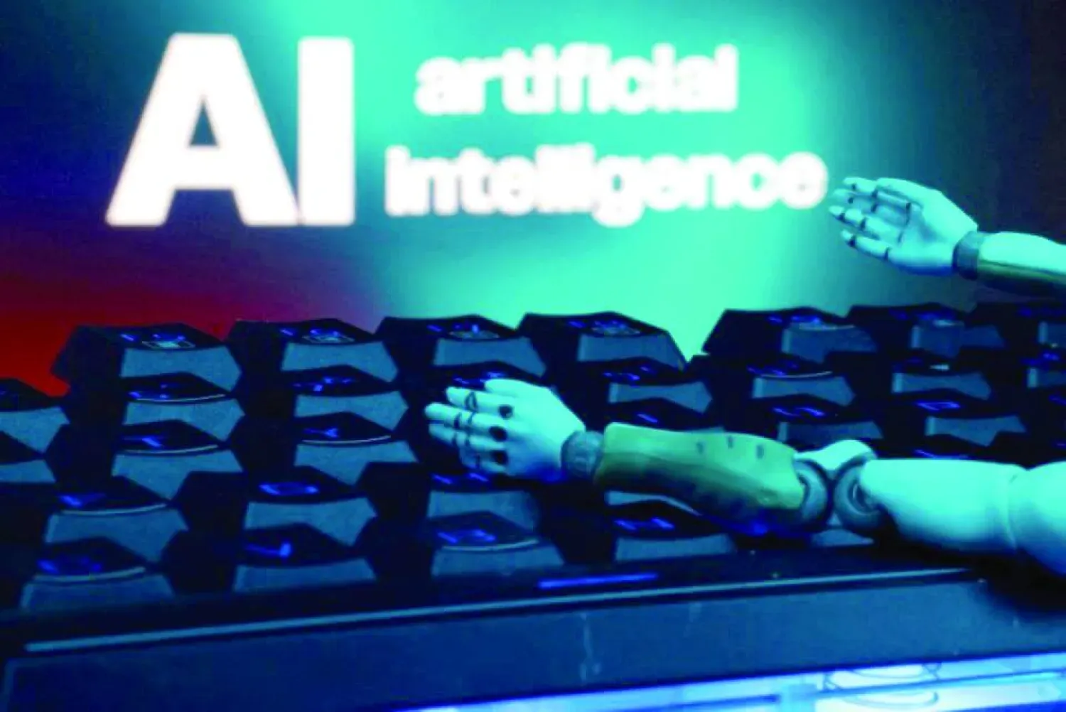 İngilizce “yapay zekâ” ifadesinin önünde bir klavye ve robot elleri (Reuters)