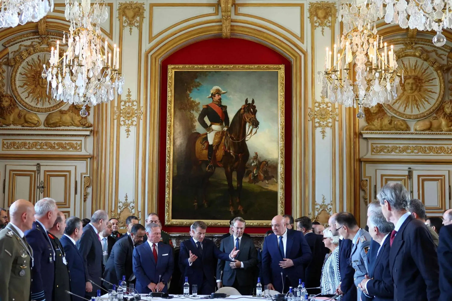 الرئيسان الفرنسي واللبناني إيمانويل ماكرون وجوزيف عون وملك الأردن عبد الله الثاني يتوسطون المشاركين في اجتماع دعم الجيش اللبناني في قصر الأنفاليد يوم 17 سبتمبر (أ.ف.ب)