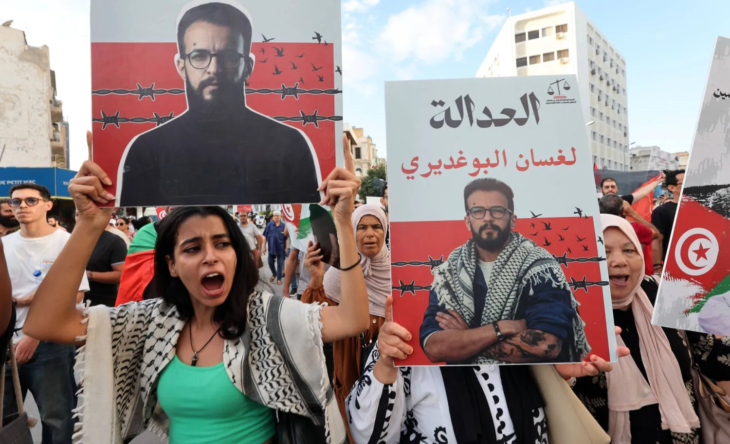 تونسيون يهتفون بشعارات تأييداً لأربعة من أعضاء «أسطول الصمود» التونسيين في العاصمة تونس 19 سبتمبر 2026 (إ.ب.أ)
