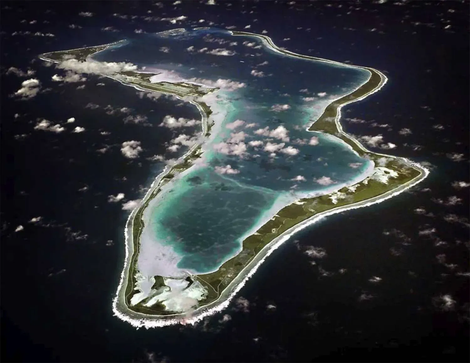 İngiltere ile ABD’nin ortak askeri üssünün bulunduğu Diego Garcia Adası’nın havadan görünümü (AP)