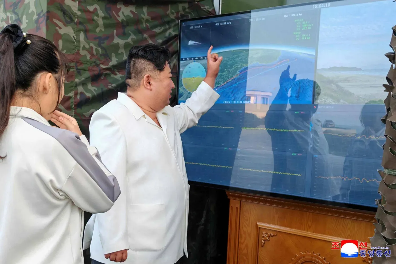 Kim, füze denemelerini ergenlik çağındaki kızıyla birlikte takip ediyor (AFP)
