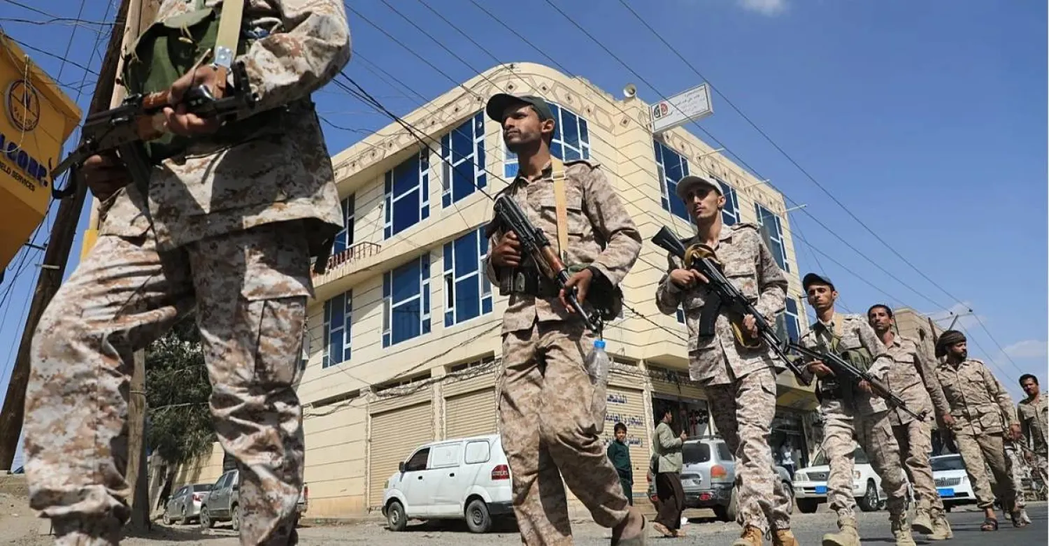 في سبيل رفع معنويات مقاتليهم يلجأ الحوثيون إلى الدعاية والإشاعات (أ.ب)