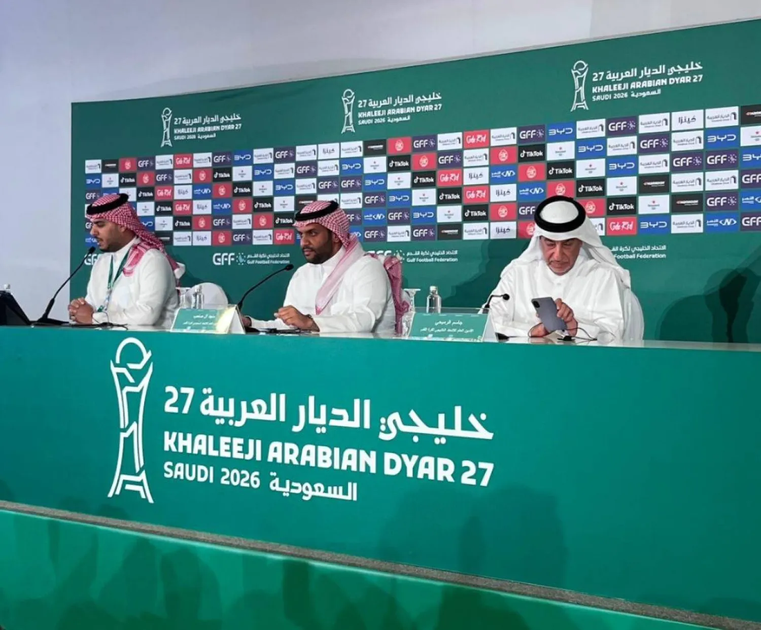 جاسم الرميحي الأمين العام للاتحاد الخليجي لكرة القدم خلال مؤتمر صحافي (الشرق الأوسط)
