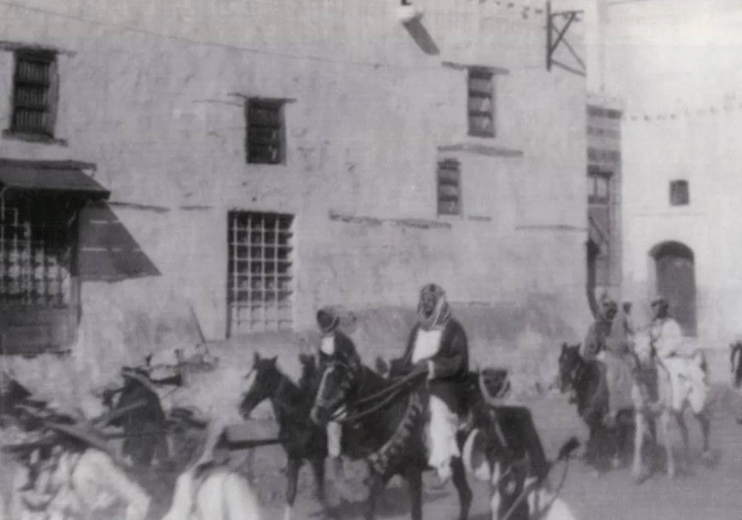 من أوائل الصور التاريخية والنادرة للملك عبد العزيز في مكة المكرمة بعد خروجه من المسجد الحرام (دارة الملك عبد العزيز)