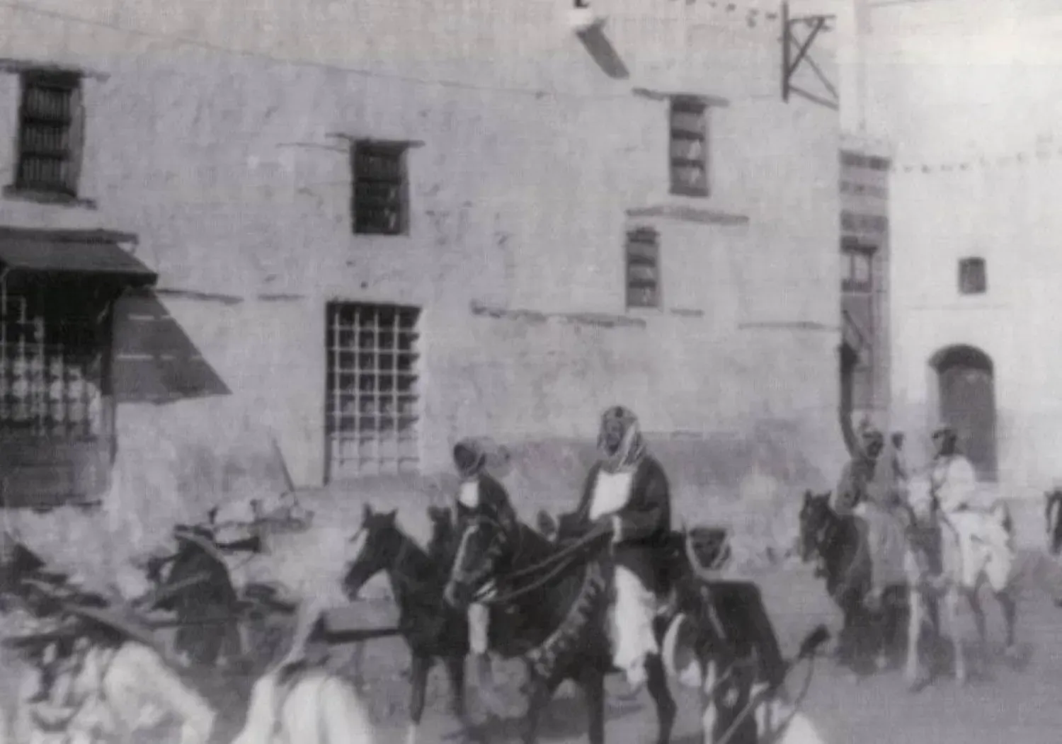 Kral Abdülaziz'in Mekke-i Mükerreme'de Mescid-i Haram'dan çıktıktan sonraki ilk nadir tarihî fotoğraflarından biri (Kral Abdülaziz Vakfı)