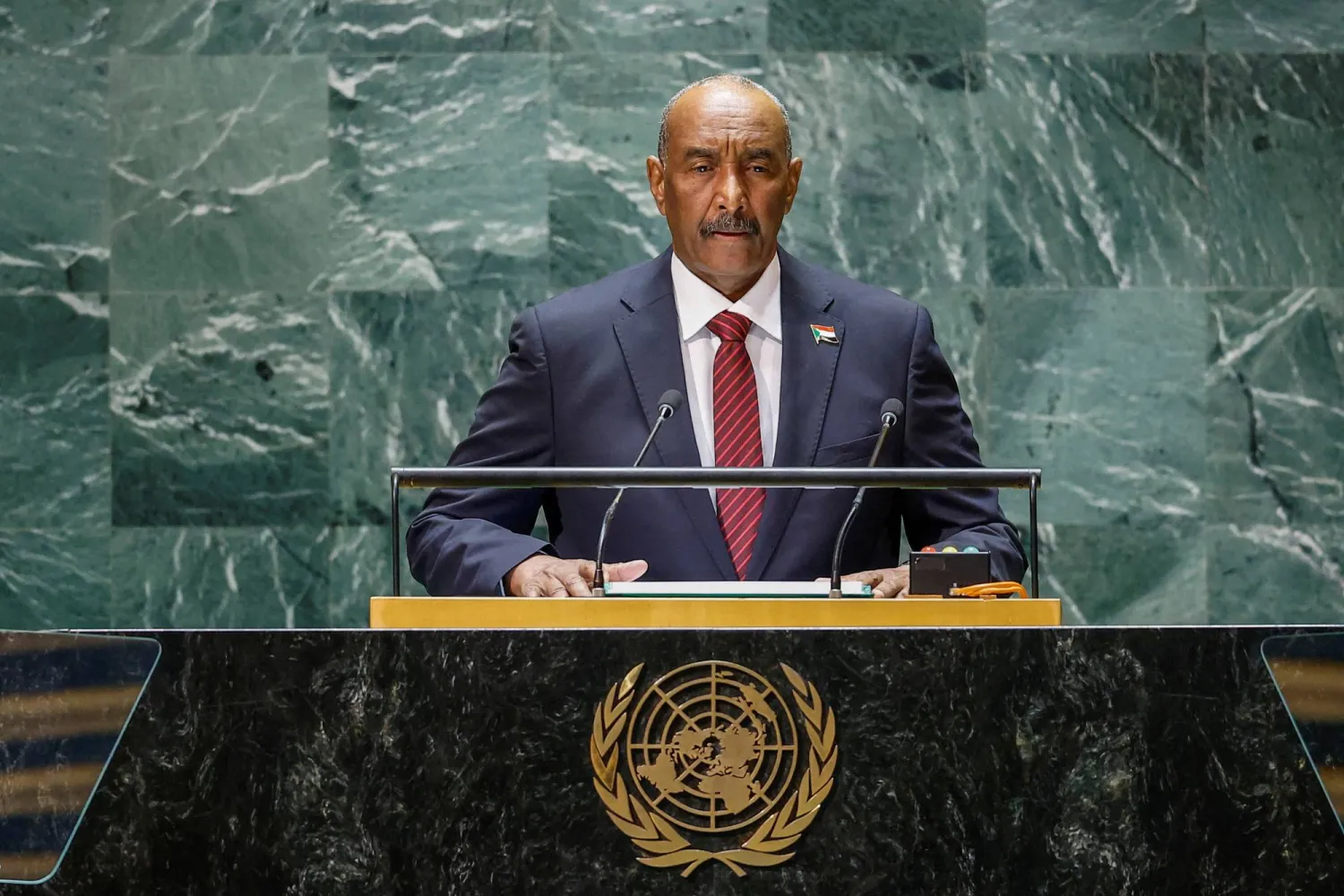 قائد الجيش السوداني عبد الفتاح البرهان يلقي كلمة أمام الدورة الثامنة والسبعين للجمعية العامة للأمم المتحدة في مدينة نيويورك عام 2023 (رويترز)