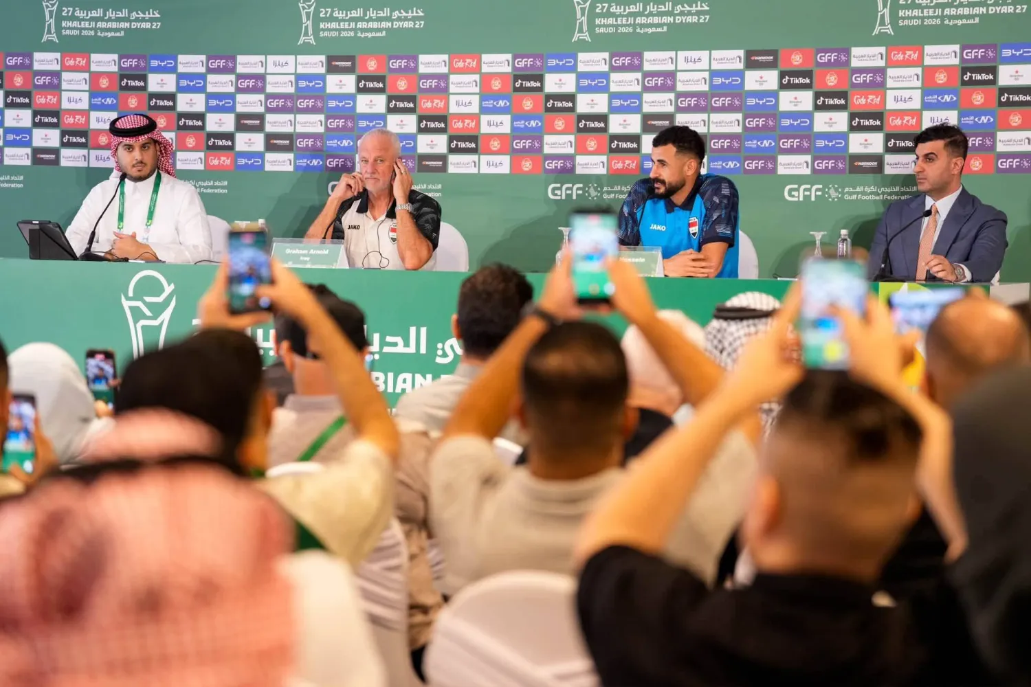 مدرب العراق وأيمن حسين خلال حضورهما المؤتمر الصحافي (الاتحاد الخليجي)