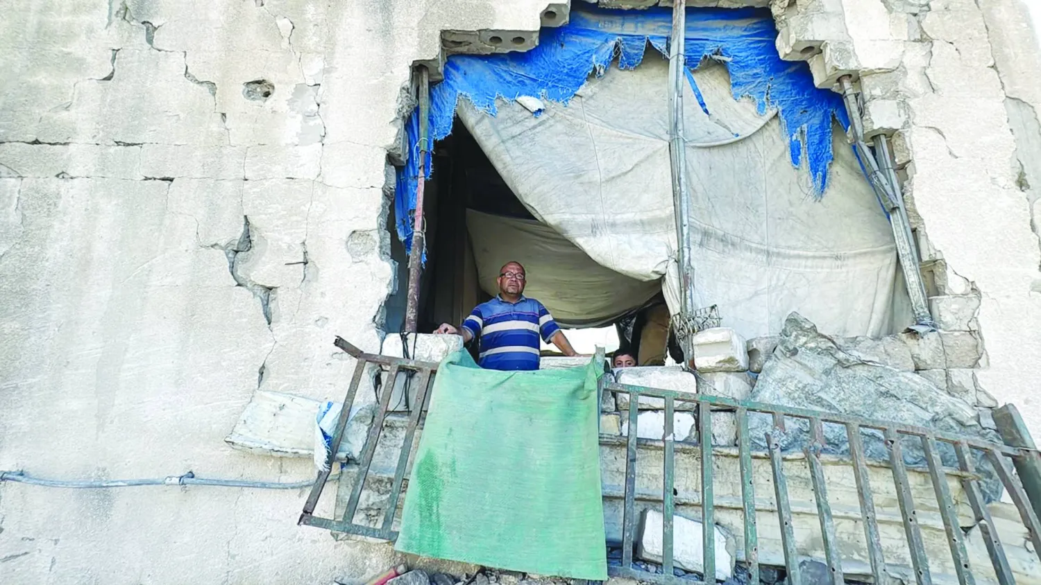 
الفلسطيني بسام نصير النازح في مدينة غزة يقف بين أنقاض مبنى متهدم يؤويه وعائلته (الشرق الأوسط)