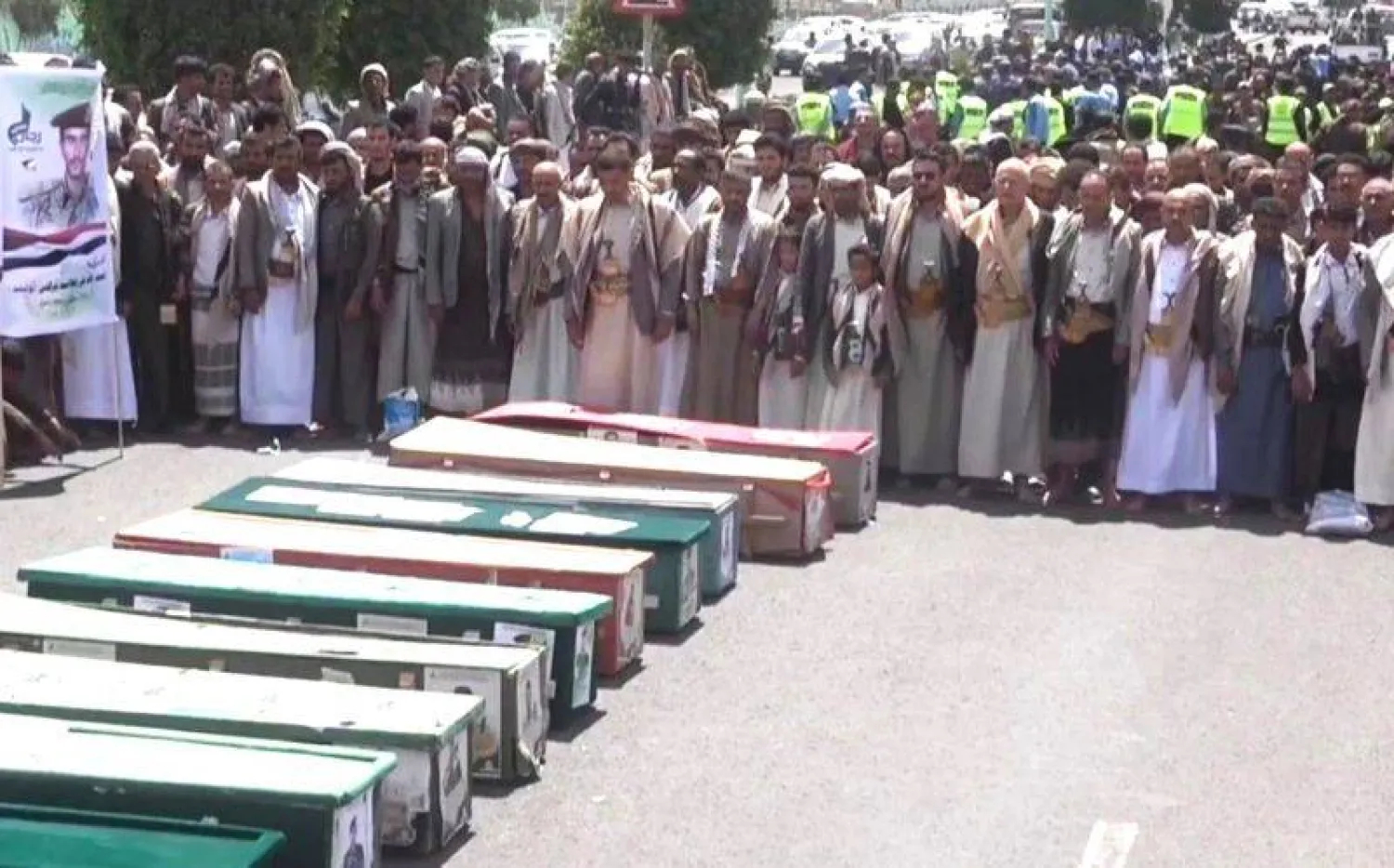 جانب من تشييع الحوثيين عدداً من قتلاهم في مدينة ذمار (إعلام حوثي)