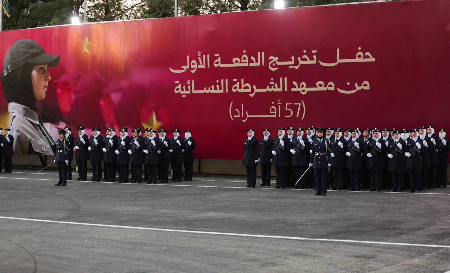 150 شرطية في الفوج الأول بمعهد الشرطة النسائية في سوريا خلال حفل التخرج في التل بريف دمشق (رويترز)