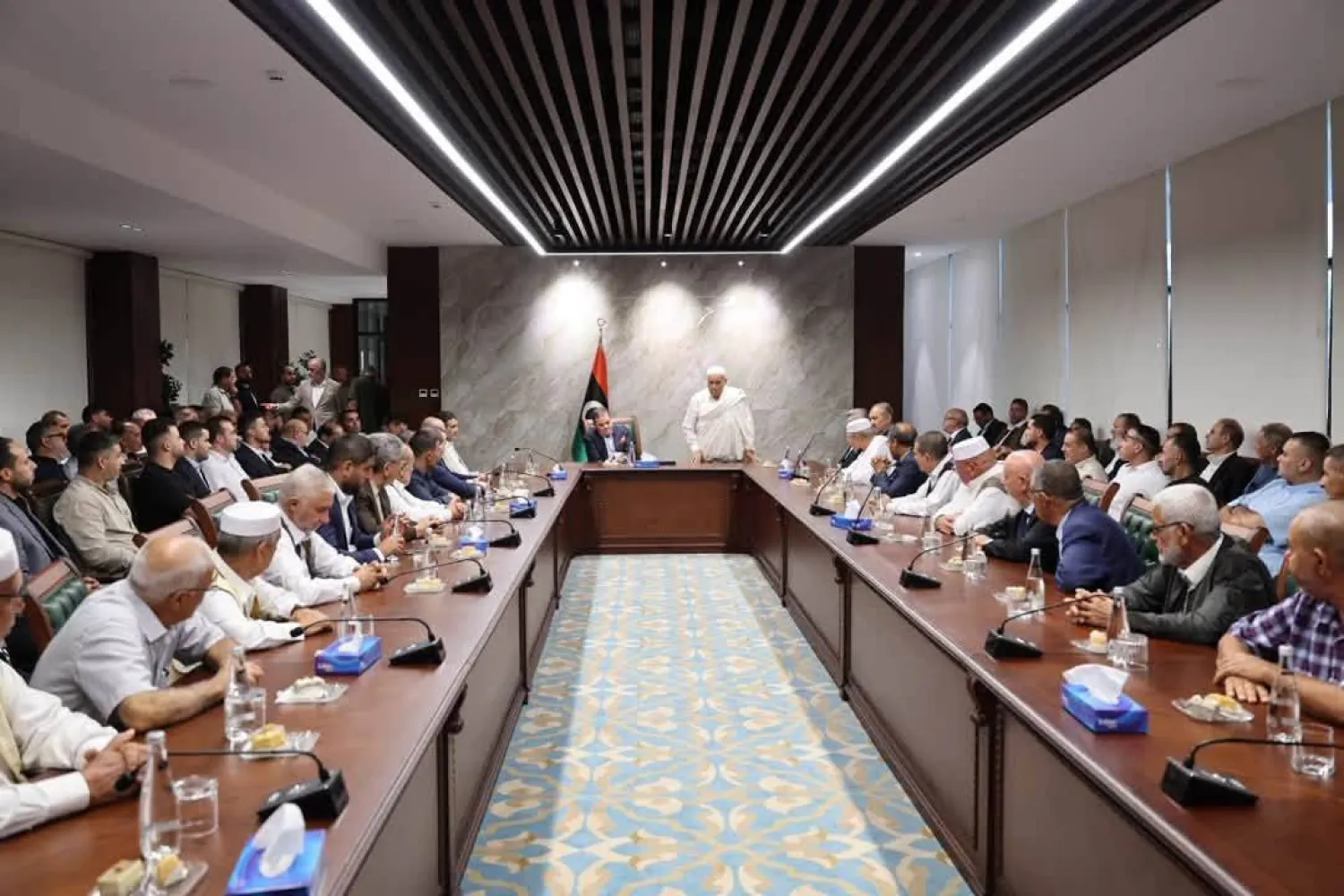الدبيبة خلال لقاء مع قيادات اجتماعية وقبلية في مصراتة بغرب ليبيا (مكتب رئيس حكومة الوحدة)