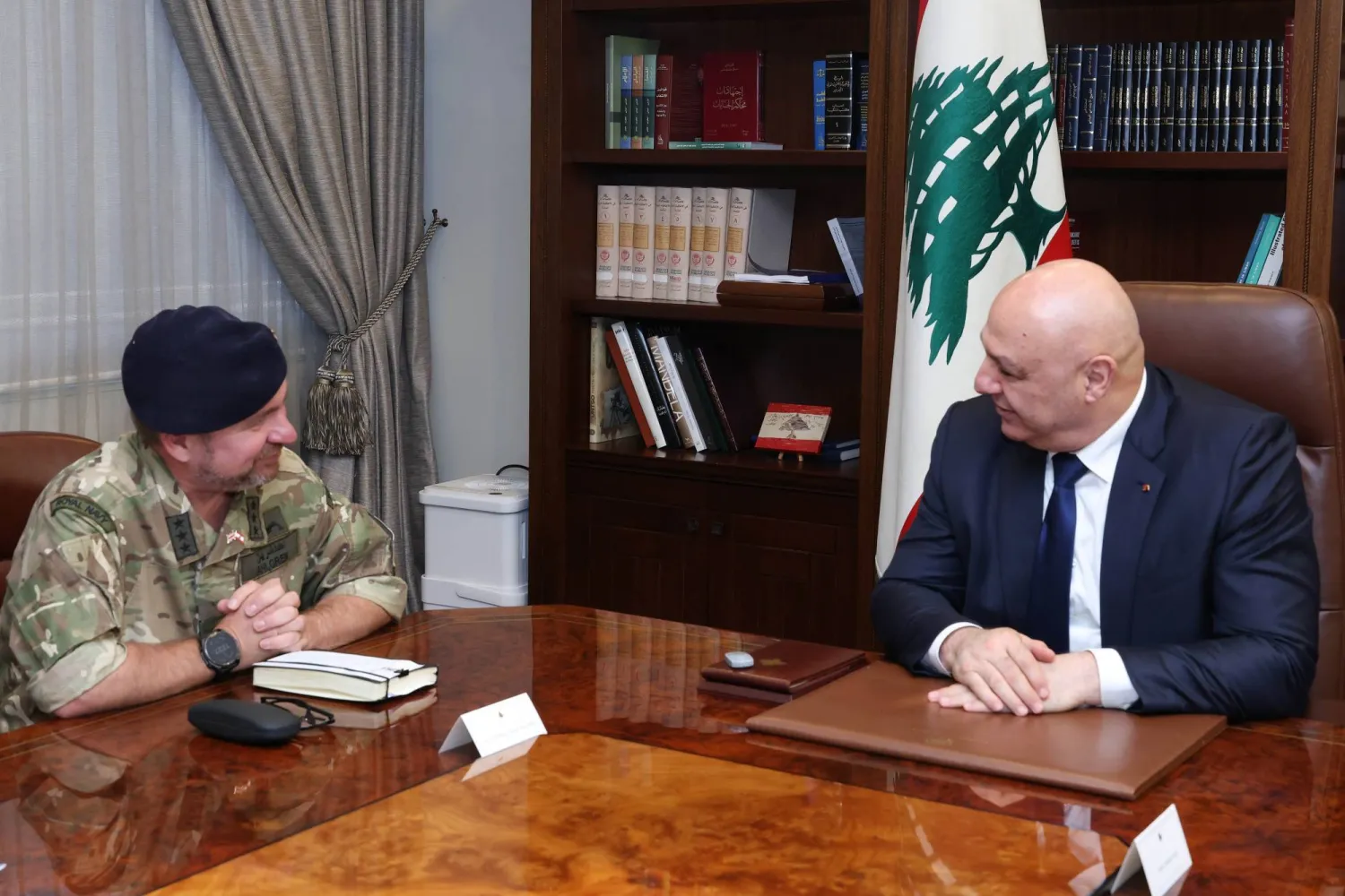 عون مستقبلاً كبير مستشاري الحكومة البريطانية لشؤون الدفاع في الشرق الأوسط الأميرال إدوارد ألغرن (الرئاسة اللبنانية)