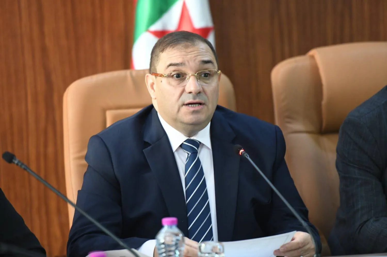وزير العدل الجزائري خلال عرض مشروع تعديل قانون العقوبات على اللجنة القانونية البرلمانية (وزارة  العدل)