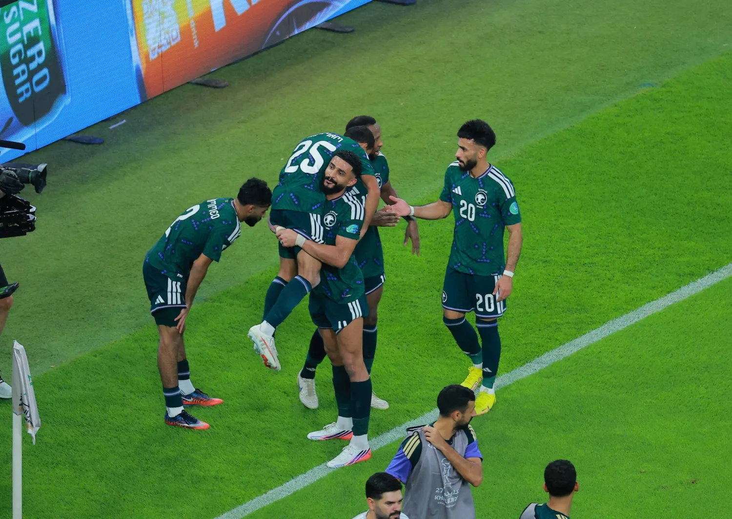 فرحة سعودية بهدف الفوز (تصوير: محمد المانع)
