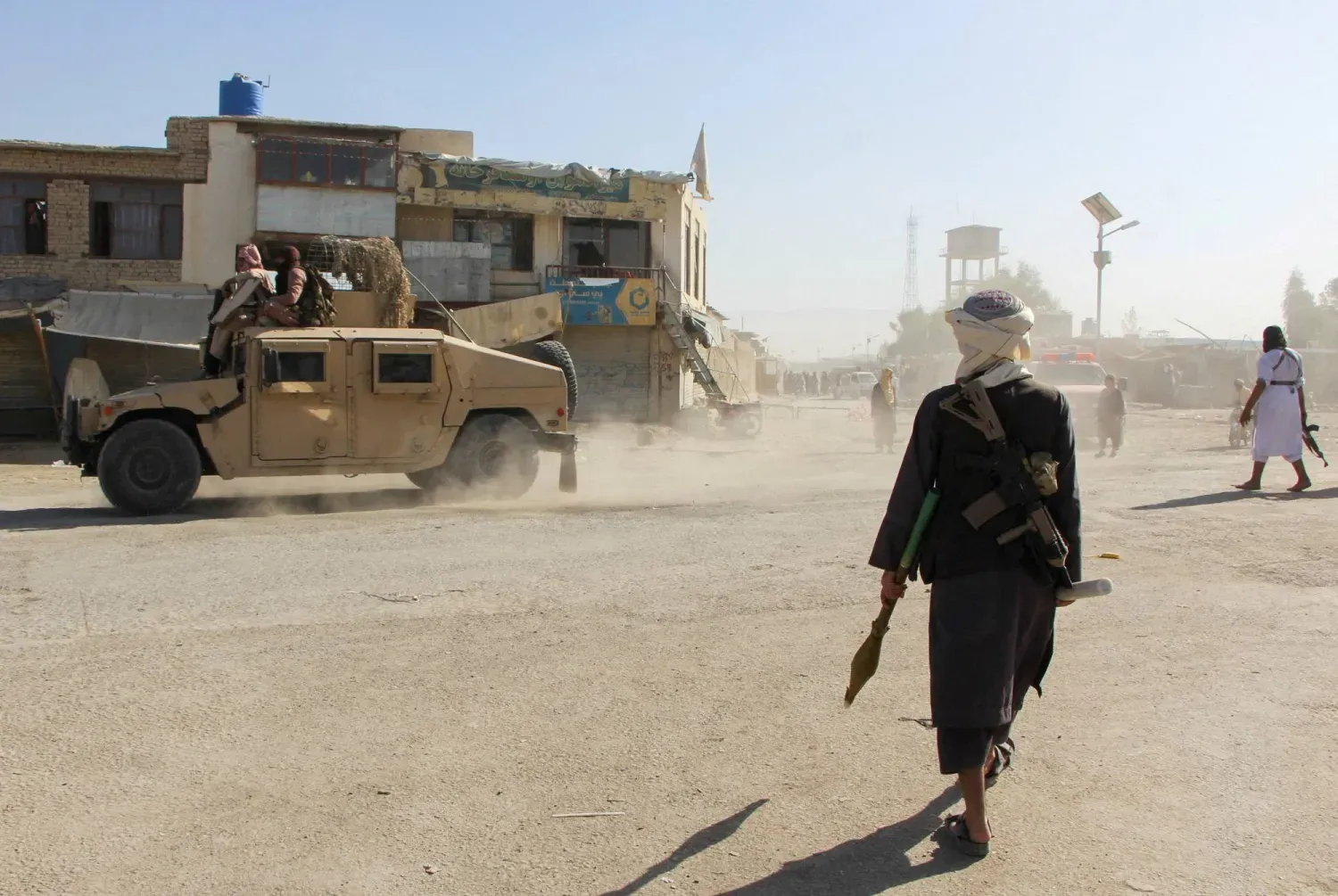 Afgan Talibanı mensubu savaşçılar, Kandahar vilayetinin Spin Boldak bölgesinde Afganistan-Pakistan sınırı yakınlarında devriye geziyor (Arşiv-Reuters)