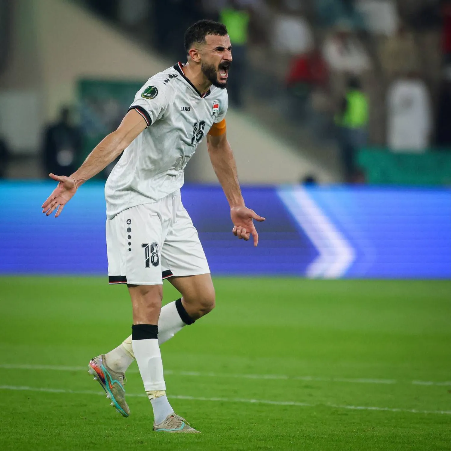 أيمن حسين قائد منتخب العراق يبدو مستاءً خلال مباراة العراق وعُمان (المنتخب العراقي)