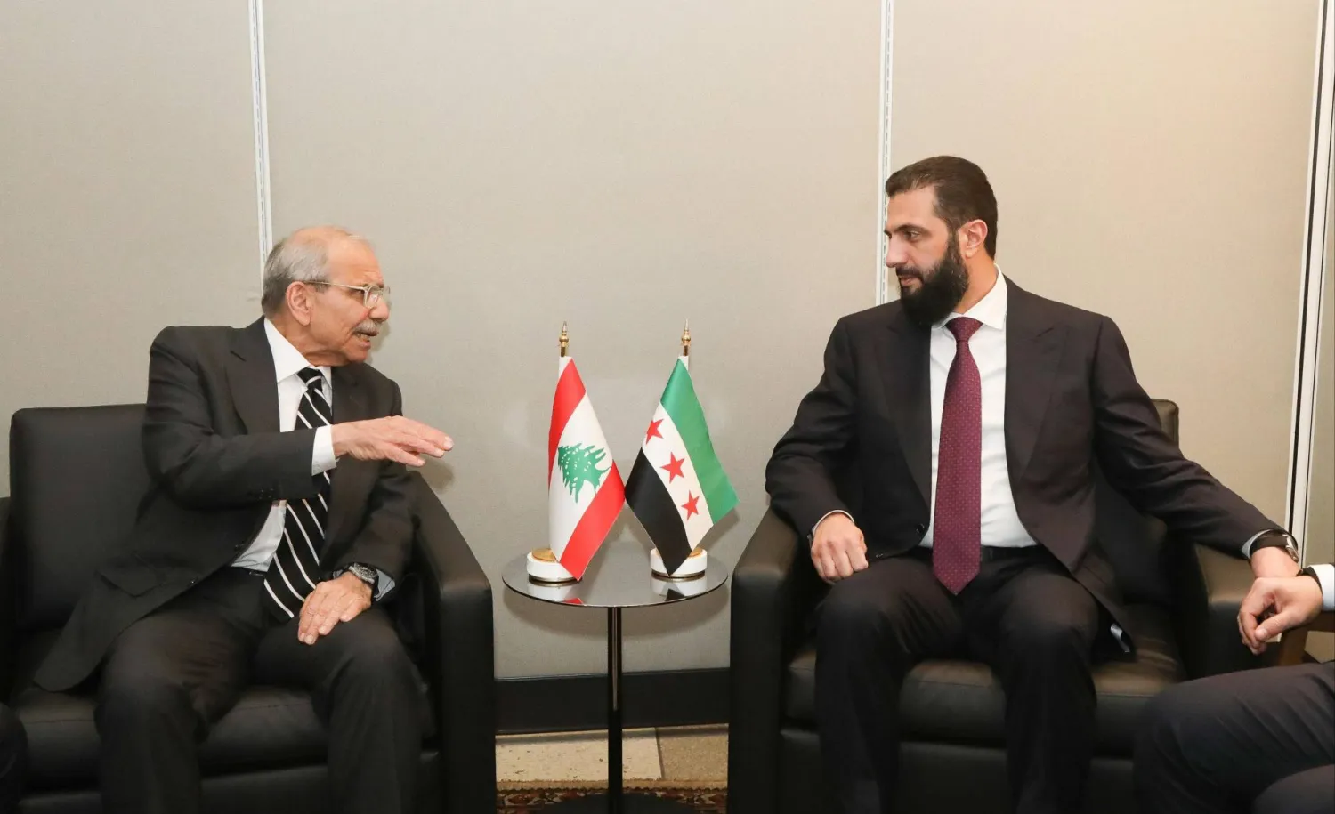 الرئيس السوري أحمد الشرع ورئيس الحكومة اللبنانية نواف سلام خلال لقاء على هامش اجتماعات الأمم المتحدة في نيويورك (رئاسة الحكومة اللبنانية)