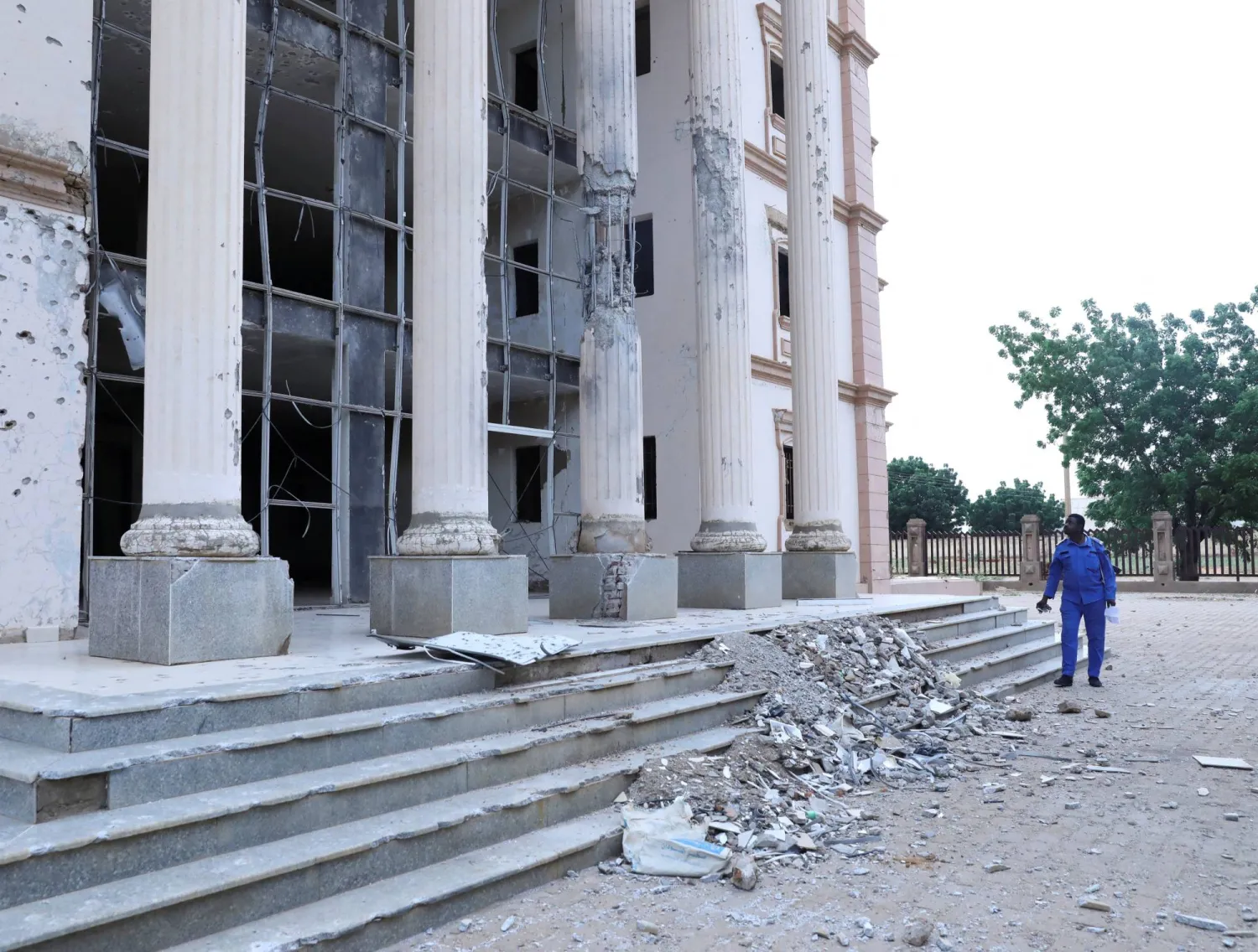 شرطي سوداني أمام محكمة أم روابة بعد استهدافها بمسيّرة نُسبت إلى «الدعم السريع» في شمال كردفان يوم 16 سبتمبر 2026 (رويترز)