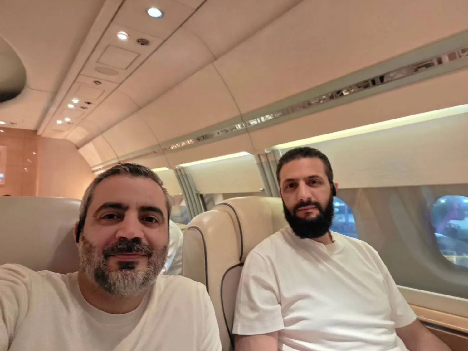 سيلفي وزير الخارجية السوري يظهره والشرع في طائرة العودة من نيويورك إلى دمشق (حساب إنستغرام)