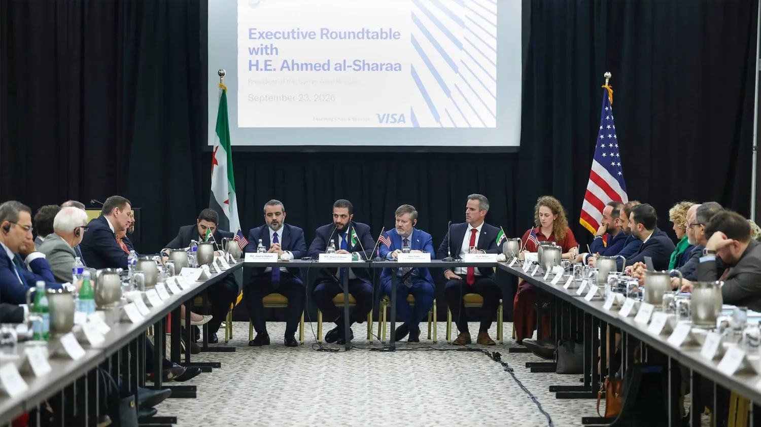 اجتماع طاولة مستديرة مع أعضاء من غرفة التجارة الأميركية وممثلين لكبرى الشركات الأميركية بحضورالرئيس الشرع ووزير الخارجية على هامش أعمال الجمعية العامة للأمم المتحدة (الرئاسة السورية)