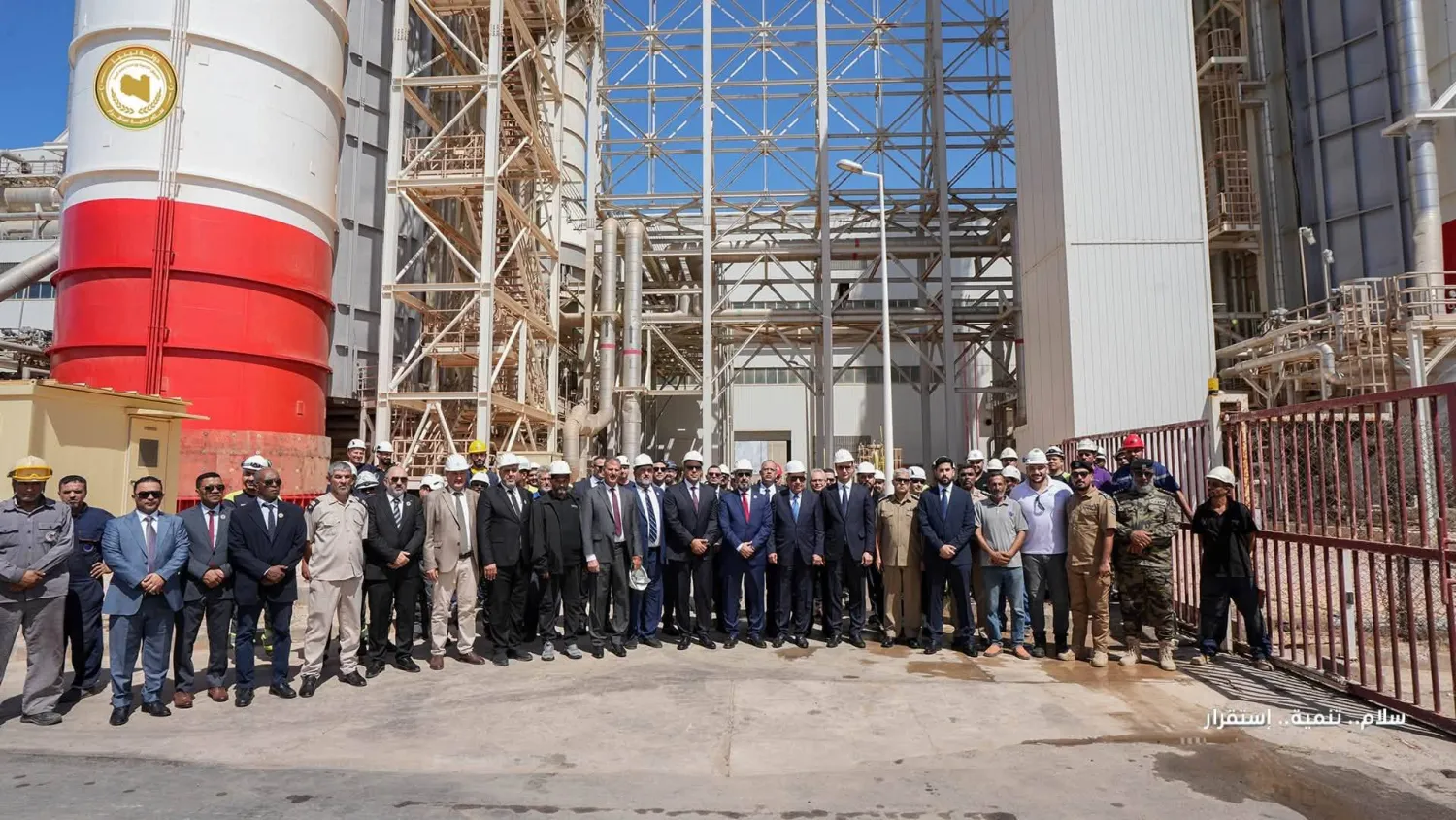 مدير «صندوق إعادة إعمار ليبيا» بالقاسم حفتر ووزير الكهرباء المصري محمود عصمت يتوسطان العاملين في مشروعات ليبية 23 سبتمبر (الصندوق)