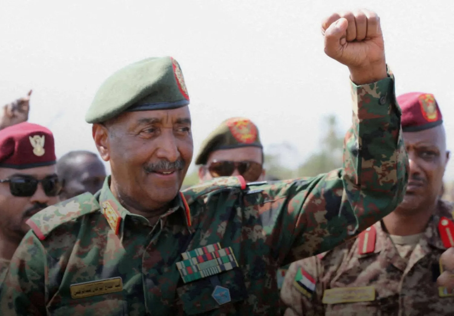 قائد الجيش السوداني عبد الفتاح البرهان داخل القصر الرئاسي في 26 مارس 2025 (رويترز)