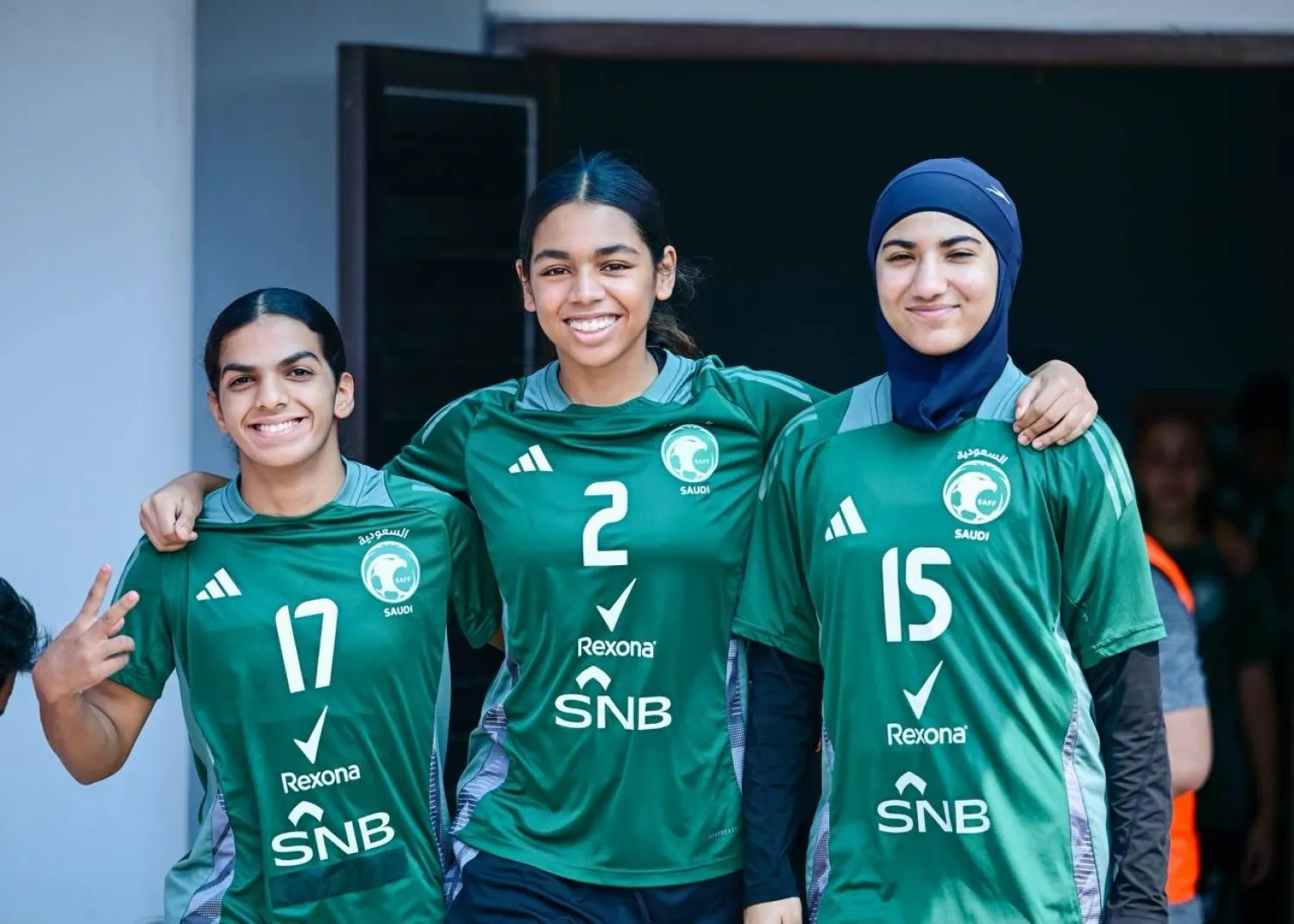 لاعبات «الأخضر» قبل الحصة التدريبية (الاتحاد السعودي لكرة القدم)
