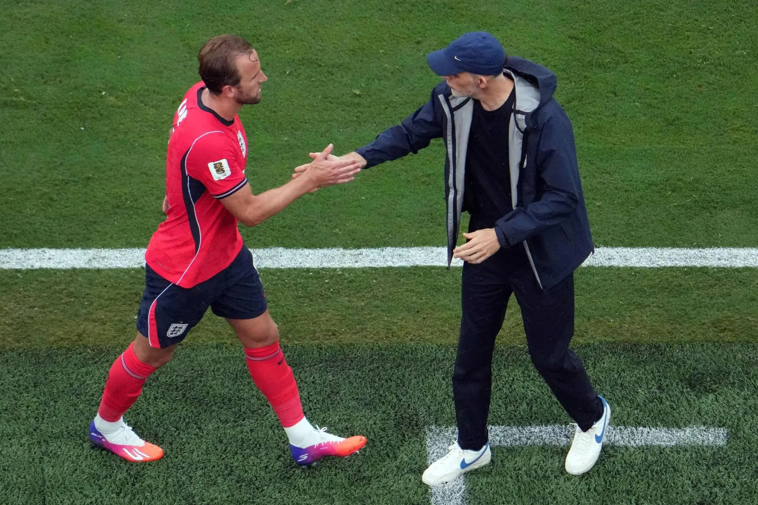 الألماني توماس توخيل مدرب منتخب إنجلترا يحيي المهاجم هاري كين خلال مباراة إنجلترا وبنما في كأس العالم (أ.ف.ب)