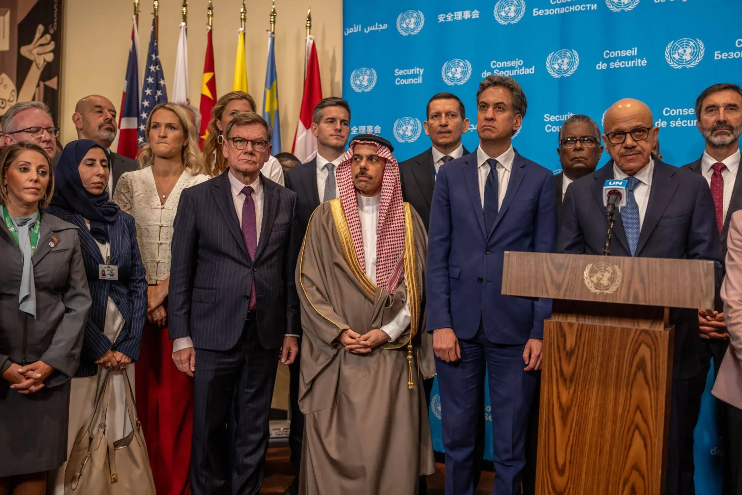 وزير الخارجية السعودي الأمير فيصل بن فرحان يتوسط وزراء ومسؤولين دوليين خلال اجتماعات الجمعية العامة للأمم المتحدة في نيويورك الخميس (د.ب.أ)