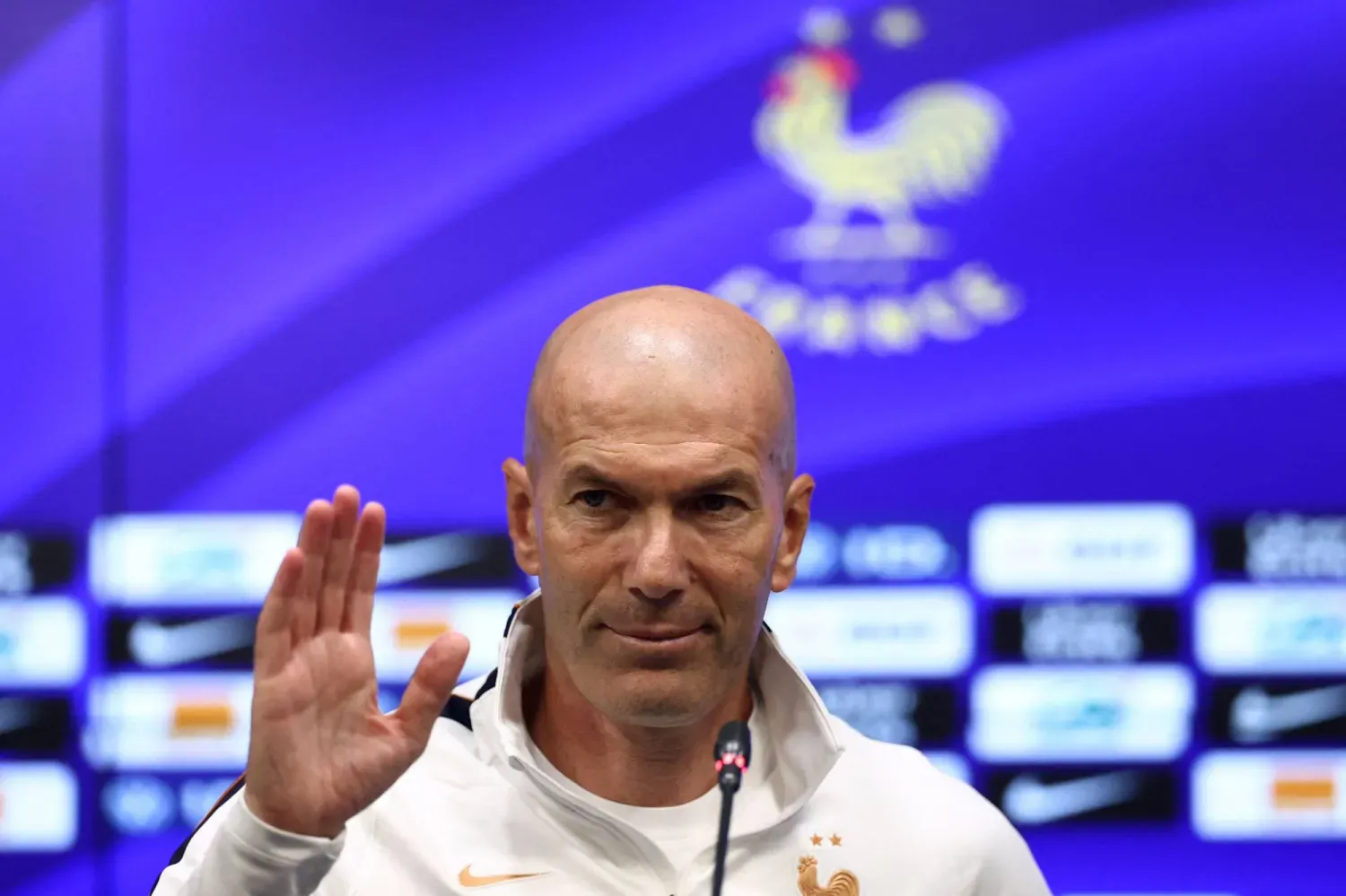 Fransa Milli Takımı Teknik Direktörü Zinedine Zidane, Türkiye-Fransa maçı öncesinde Türkiye’nin İzmit kentindeki Kocaeli Stadı’nda düzenlediği basın toplantısından bir kare (AFP)