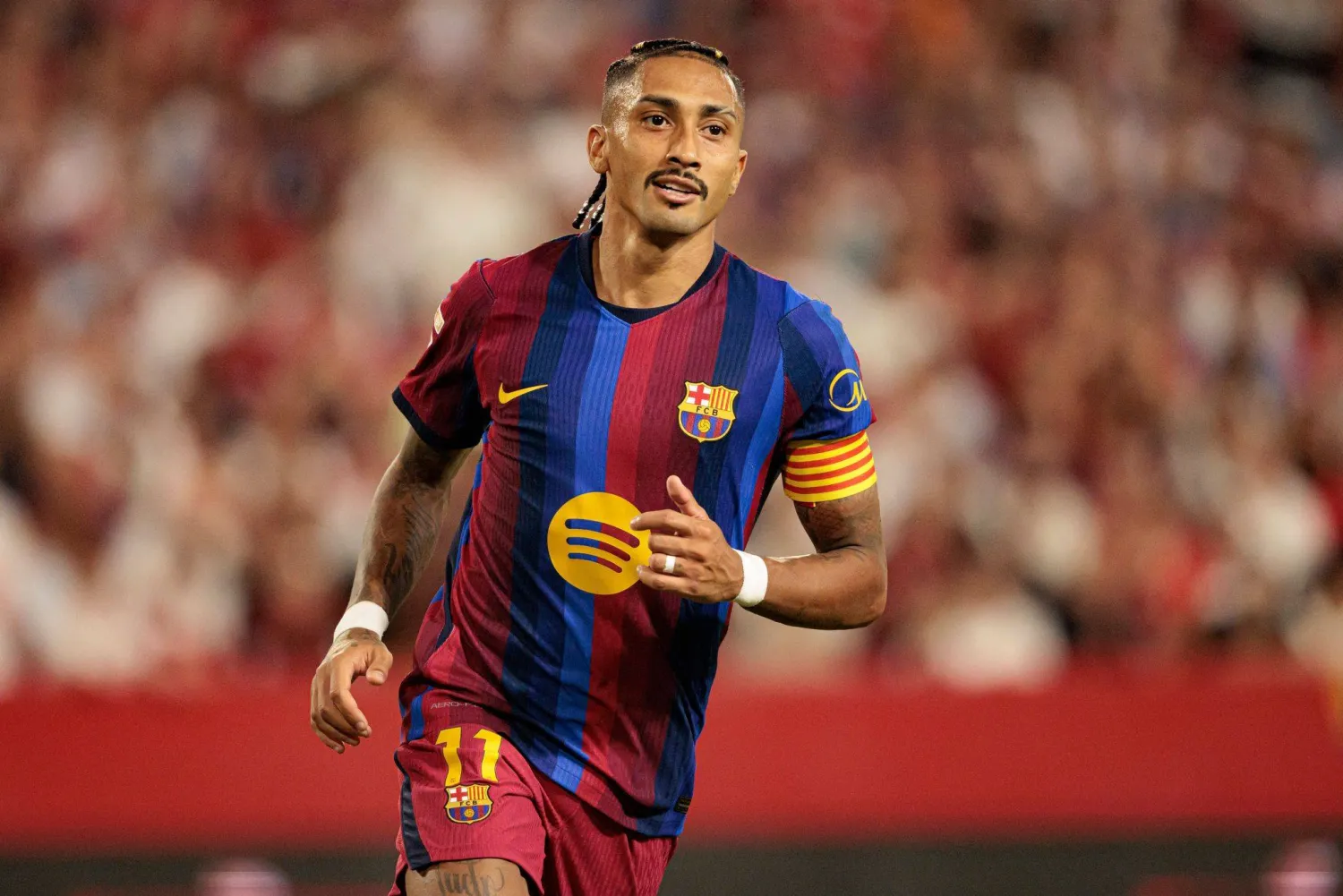 لاعب برشلونة رافينيا (د.ب.أ)