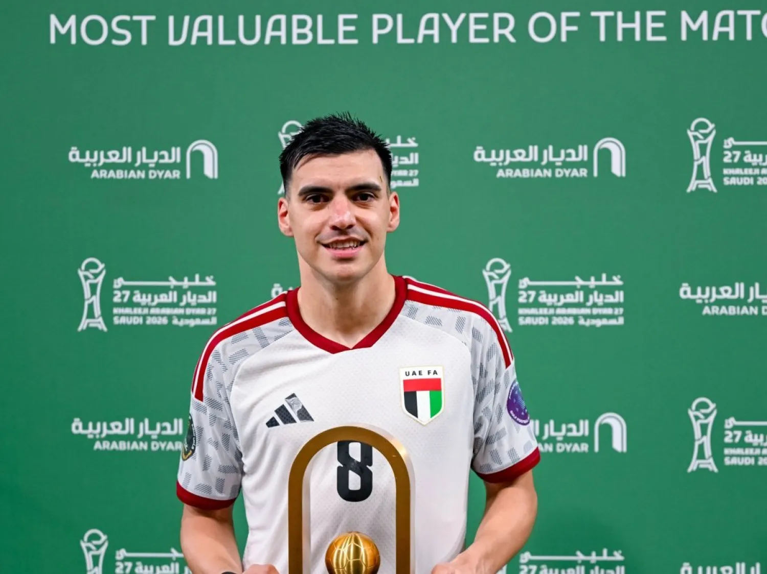 خيمينيز لاعب الإمارات متوجاً بالجائزة (الشرق الأوسط)