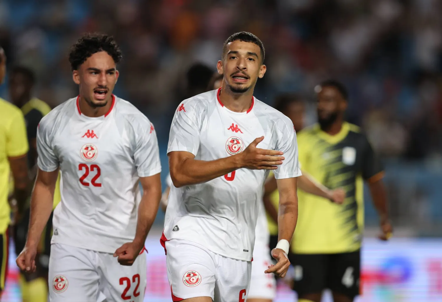 آدم عروس يحتفل بتسجيل هدف تونس الأول أمام أوغندا في تصفيات كأس أمم إفريقيا 2027 (إ.ب.أ)

