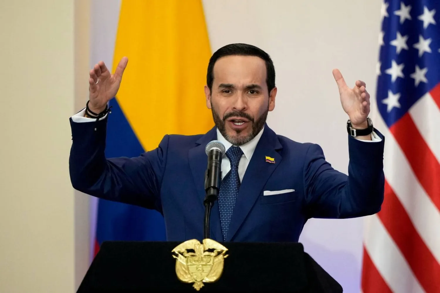 الرئيس الكولومبي الجديد أبيلاردو دي لا إسبيرييا يتحدث خلال حفل توقيع اتفاقيات ثنائية مع وزير الخارجية الأميركي ماركو روبيو في بارانكويلا بكولومبيا يوم 8 سبتمبر 2026 (رويترز)