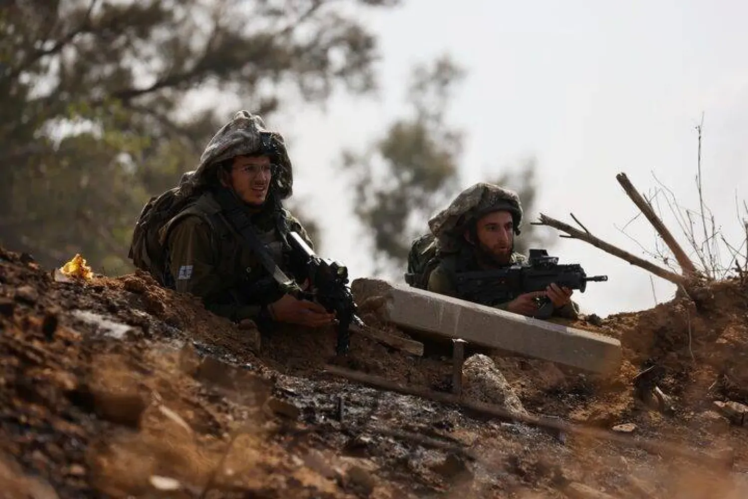 İsrail’in güneyindeki Aşkelon’da bir güvenlik olayı ihbarına müdahale eden iki İsrail askeri, 10 Ekim 2023 (Reuters)