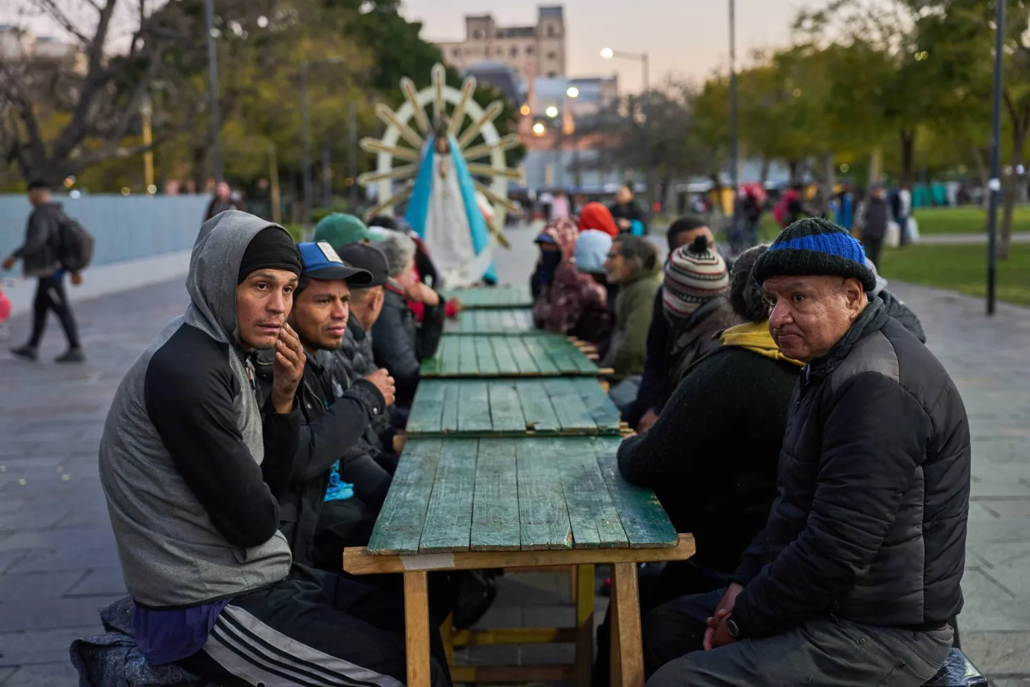 مواطنون ينتظرون «وجبة مجانية» في كنيسة بالعاصمة الأرجنتينية بوينس آيرس (أ.ب)