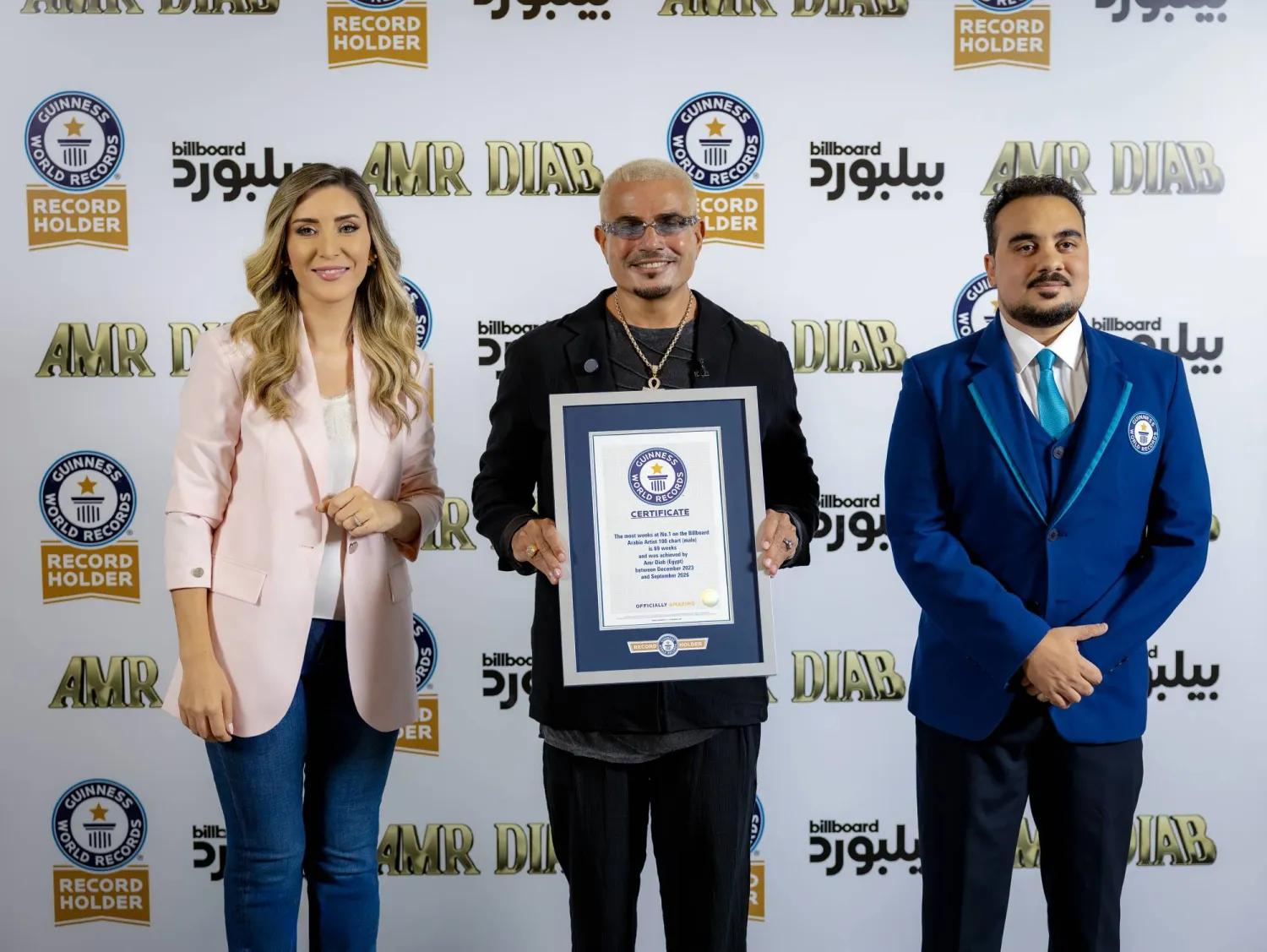 تكريم «غينيس» للفنان عمرو دياب بعد تصدره قائمة أفضل 100 فنان لمدة 69 أسبوعاً (بيلبورد عربية)