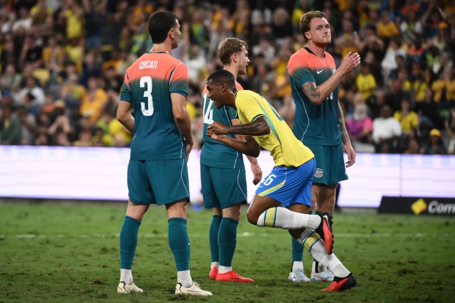 البرازيلي ريان يحتفل بهدف التعادل القاتل في مرمى أستراليا (إ.ب.أ)