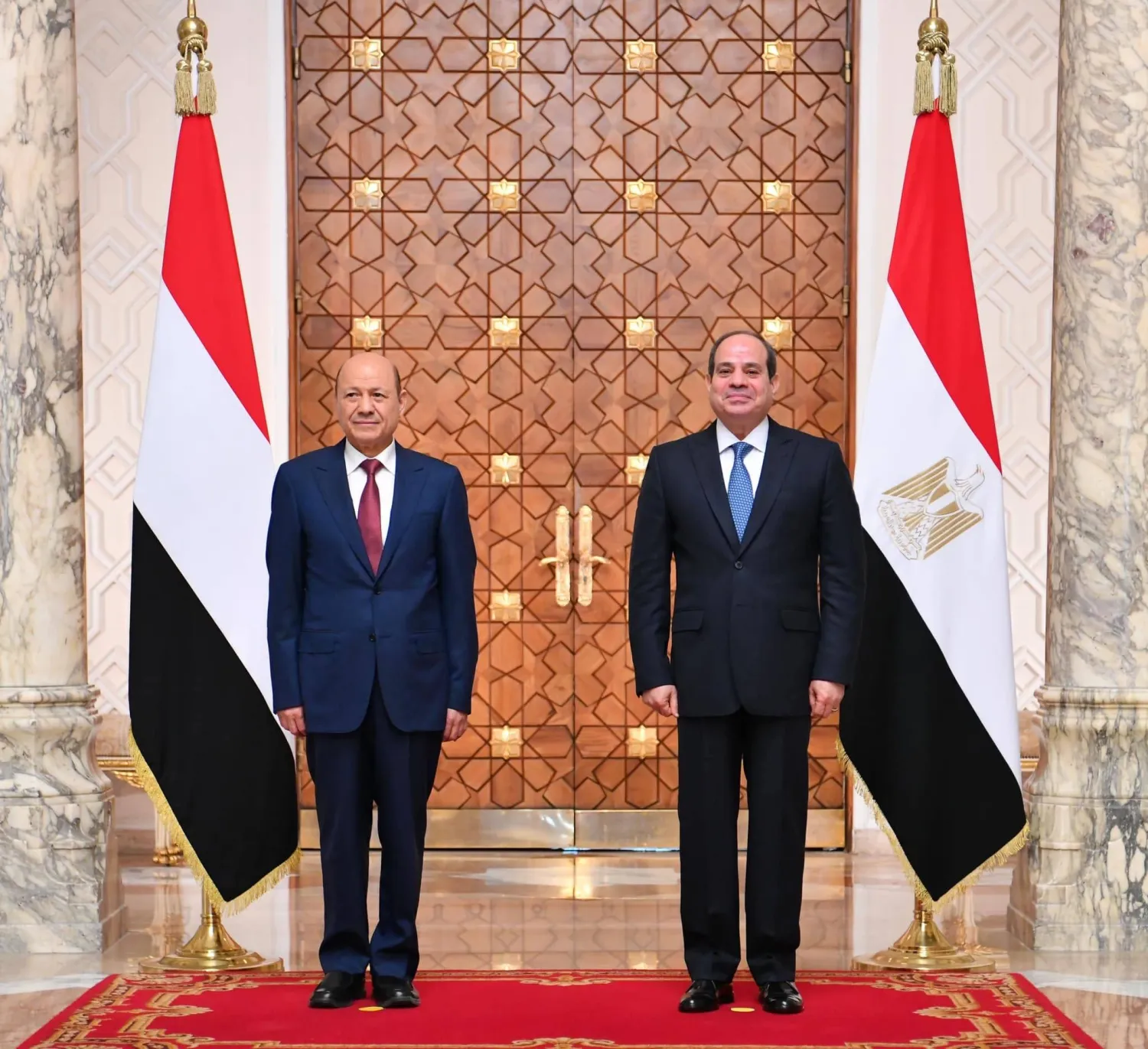لقاء سابق بين الرئيس المصري عبد الفتاح السيسي ورئيس المجلس الرئاسي اليمني رشاد العليمي (الرئاسة المصرية)