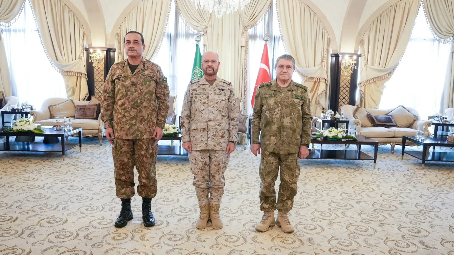 رؤساء أركان السعودية وتركيا وباكستان لدى اجتماعهم في الرياض الجمعة (رويترز)