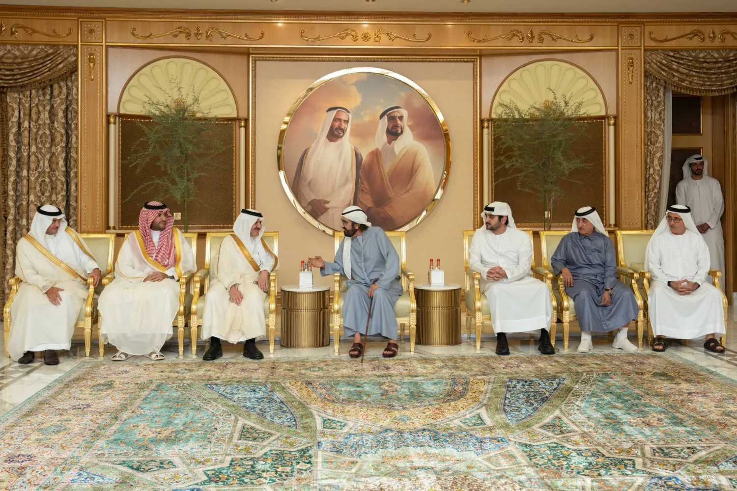 الشيخ محمد بن راشد مستقبلاً الأمراء سعود بن نايف وتركي بن محمد بن فهد وسعود بن طلال بن بدر (واس)