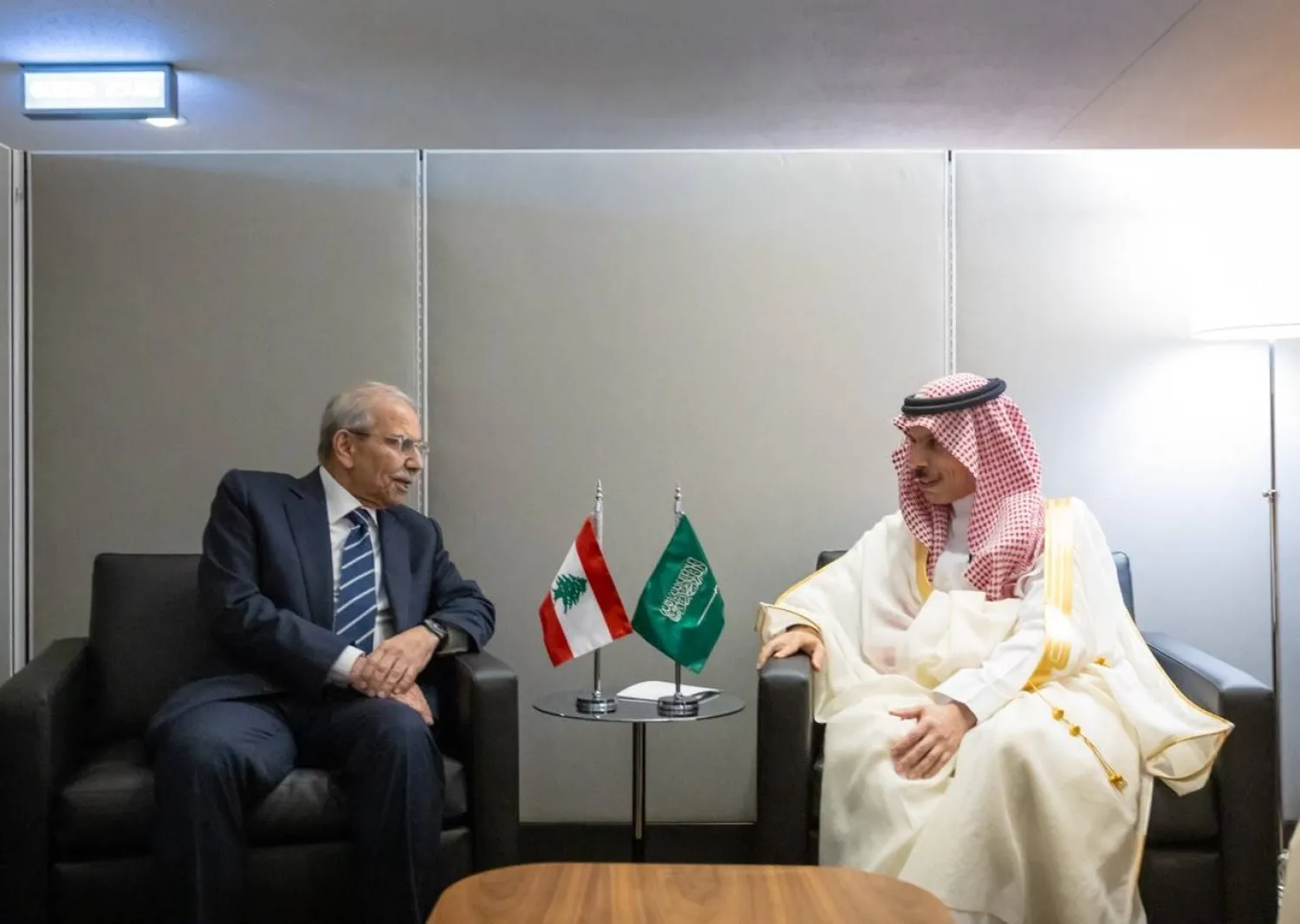 وزير الخارجية السعودي ورئيس الوزراء اللبناني يستعرضان العلاقات الثنائية ومستجدات المنطقة