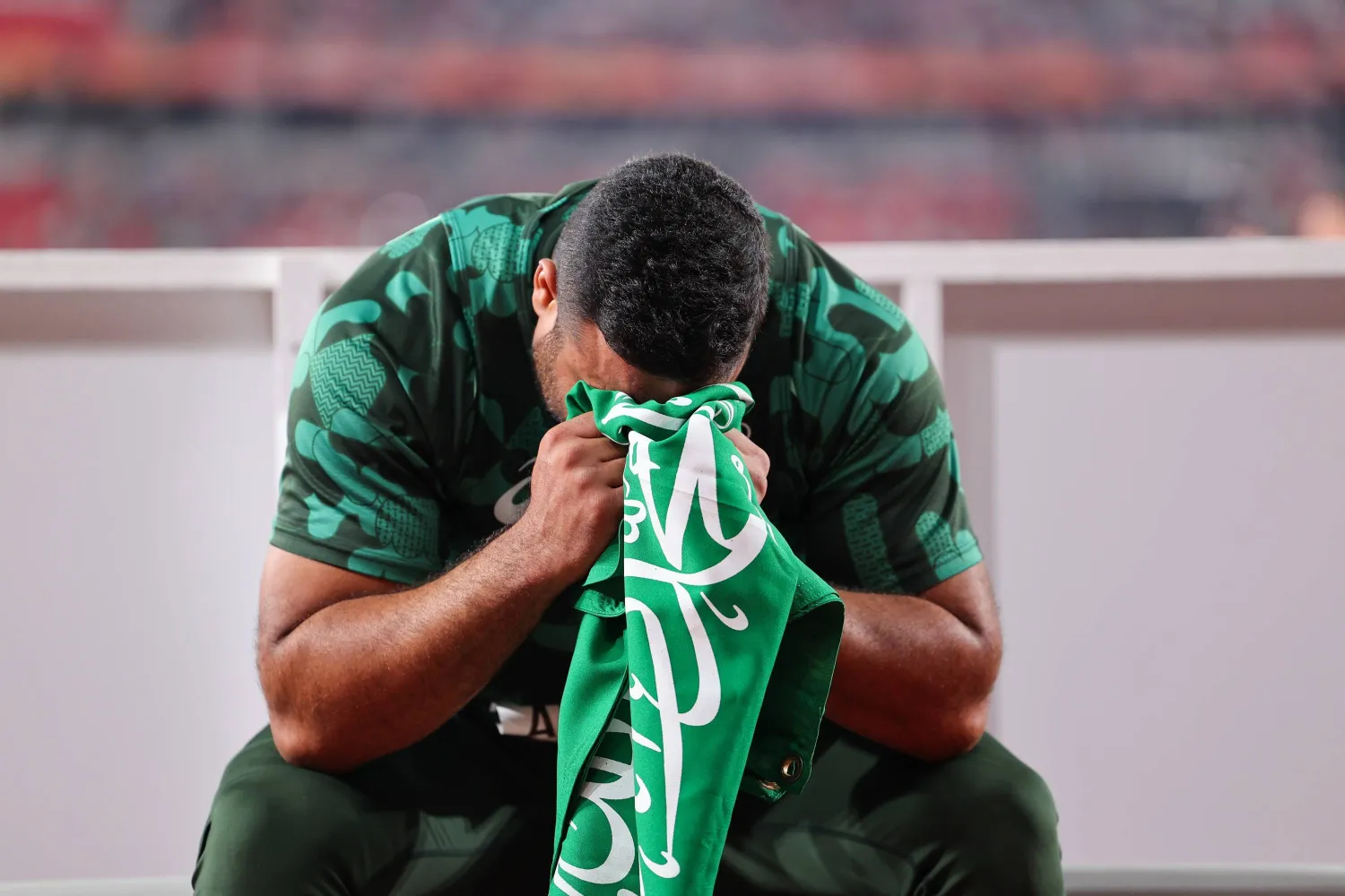 الدبيسي يذرف الدموع فرحا بعد برونزيته في المطرقة (الشرق الأوسط)
