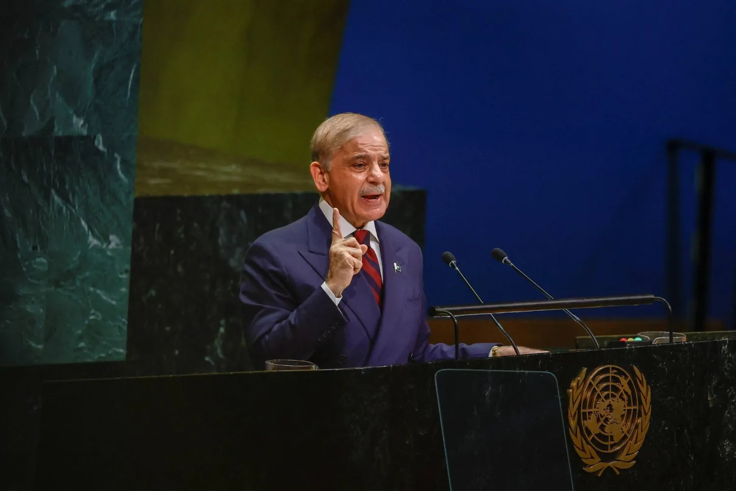رئيس الوزراء الباكستاني محمد شهباز شريف يلقي كلمته أمام الجمعية العامة للأمم المتحدة الجمعة (رويترز)