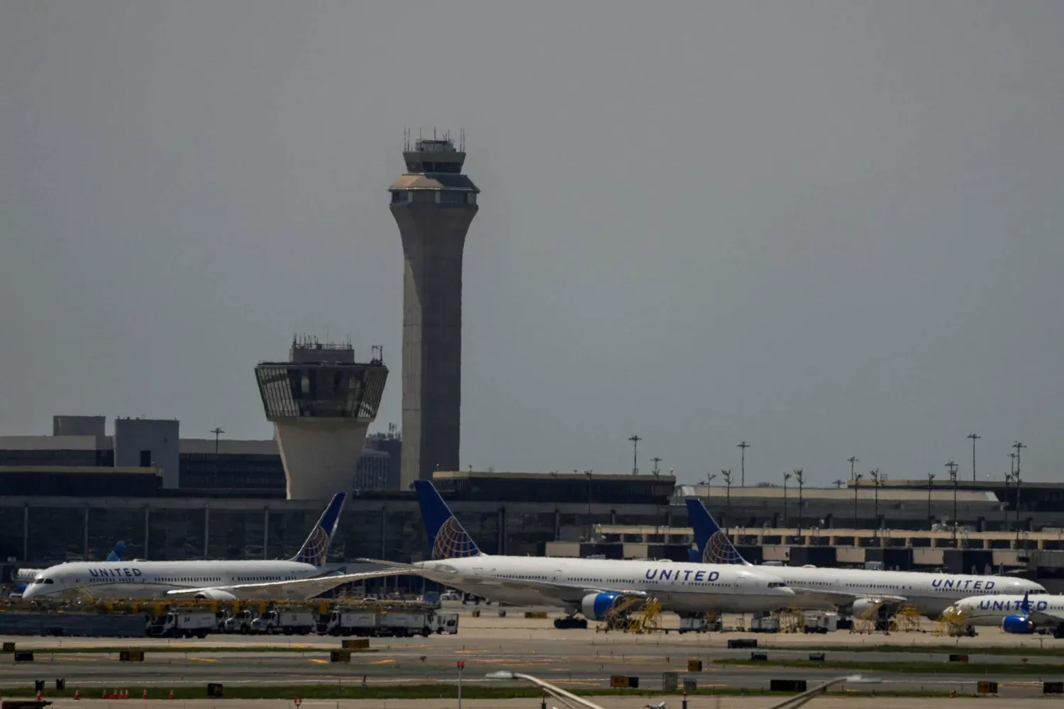 2025 yılında ABD’nin New Jersey eyaletindeki Newark Uluslararası Havalimanı’nda hava trafiğinin durmasının ardından apronda görülen uçaklar (Reuters)