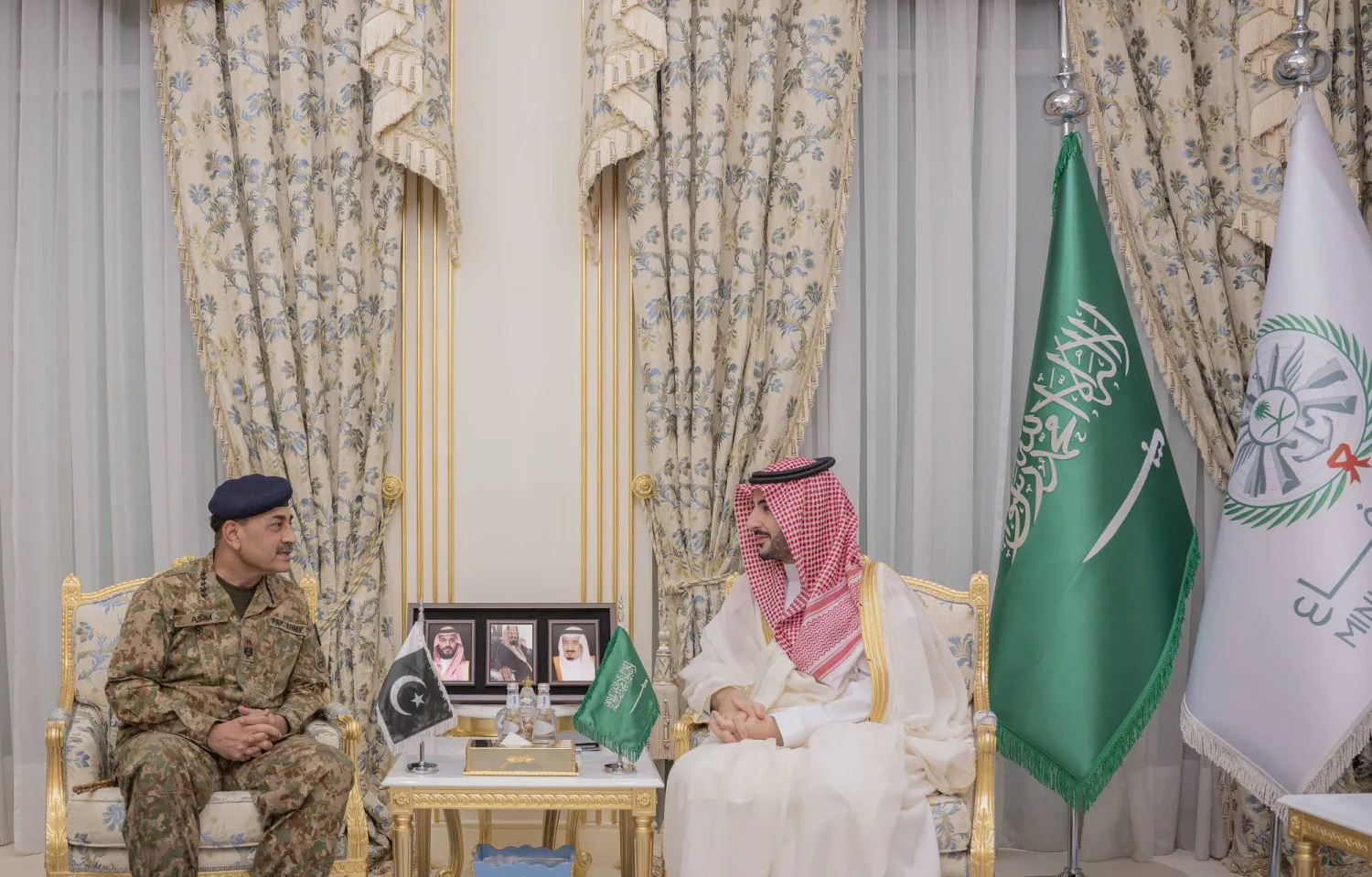 وزیر دفاع سعودی، شاهزاده خالد بن سلمان، در دیدار با فرمانده ارتش پاکستان، عاصم منیر (واس)

