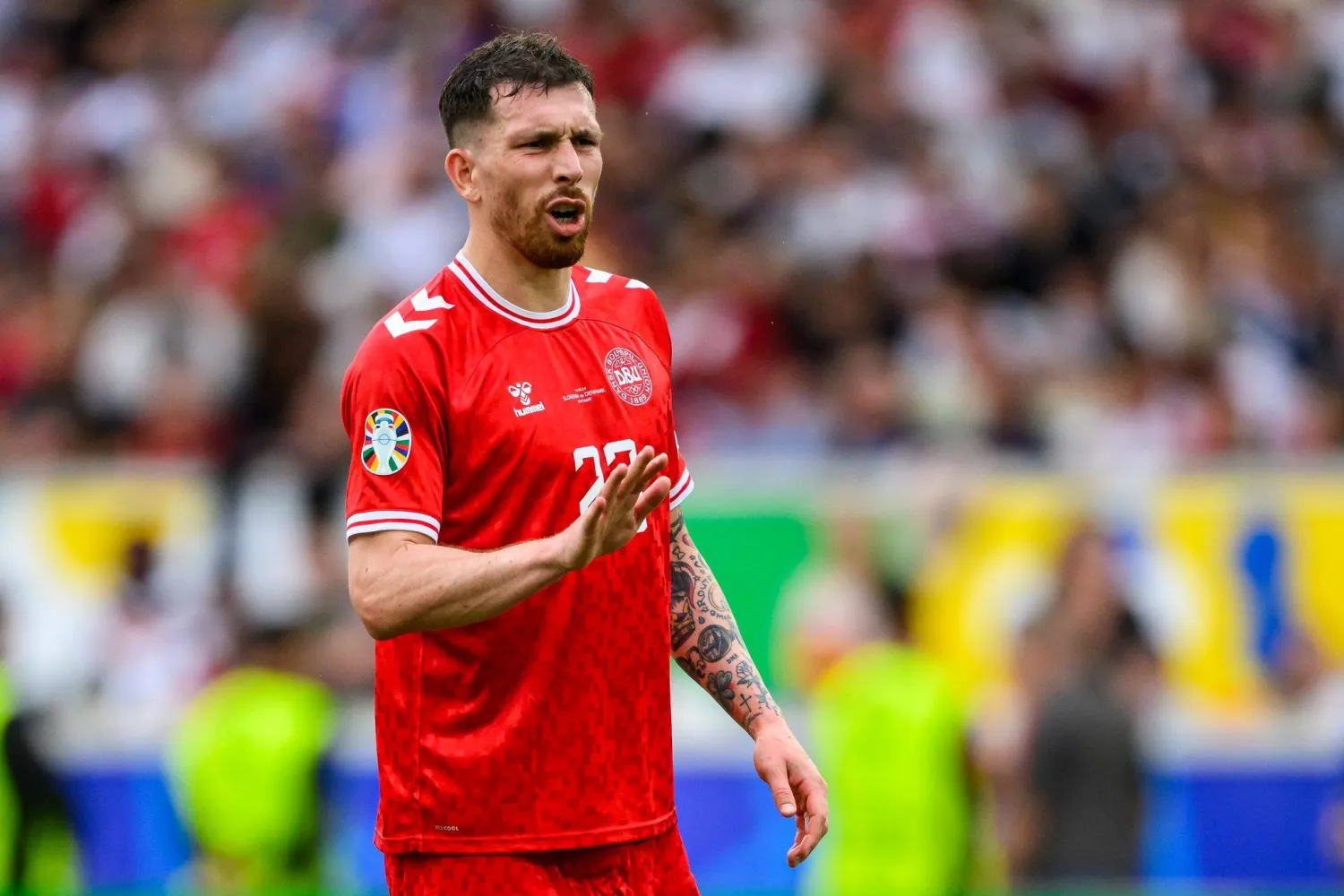 بيير إميل هويبرغ قائد المنتخب الدنماركي (د.ب.أ)