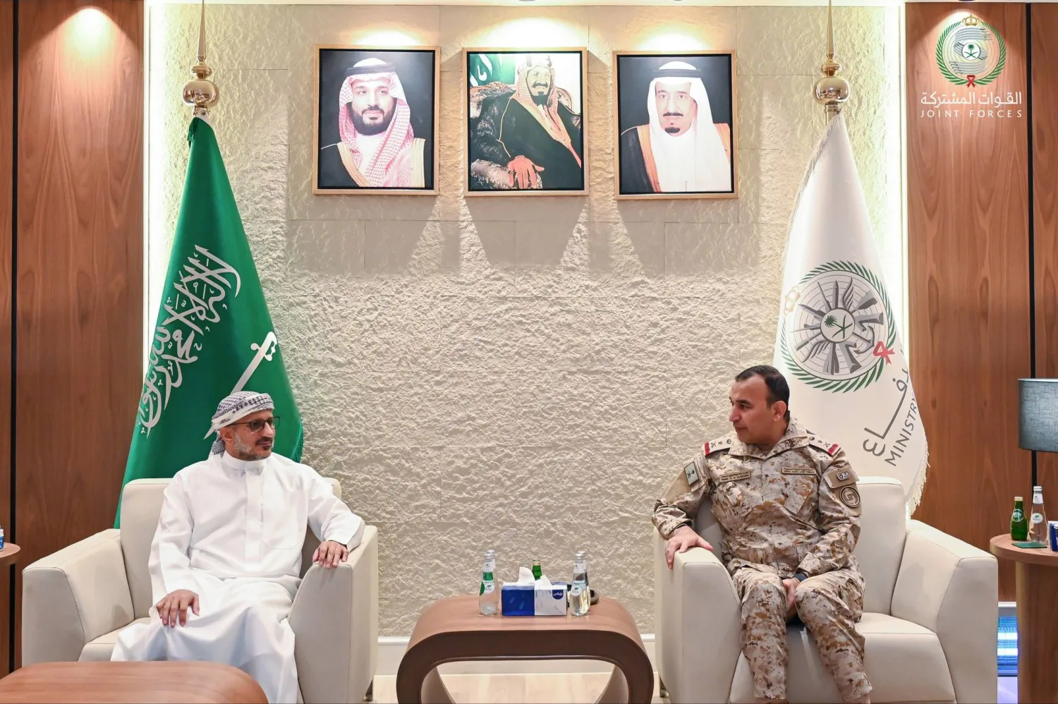 الفريق الركن فهد السلمان لدى لقائه الفريق أول ركن طارق صالح في الرياض (القوات المشتركة السعودية)